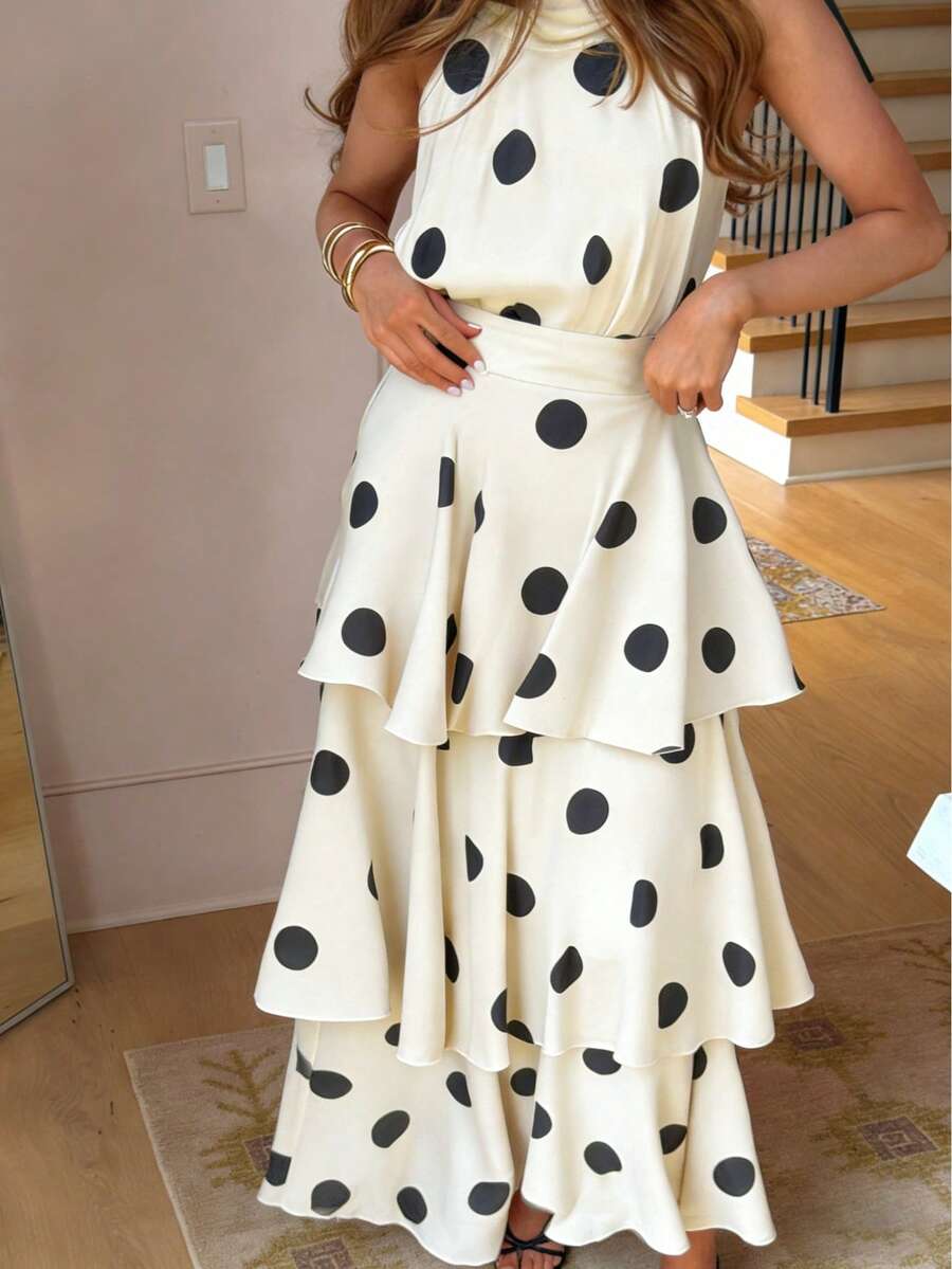 Experience the breathtaking fusion of heritage free-spirited artistry and sharp, modern architectural tailoring. This stunning shirred ensemble is meticulously designed for the woman who values a high-fashion, "quiet luxury" approach to seasonal dressing—the ultimate centerpiece for prestigious coastal retreats, exclusive garden soirées, and high-authority summer vacations.