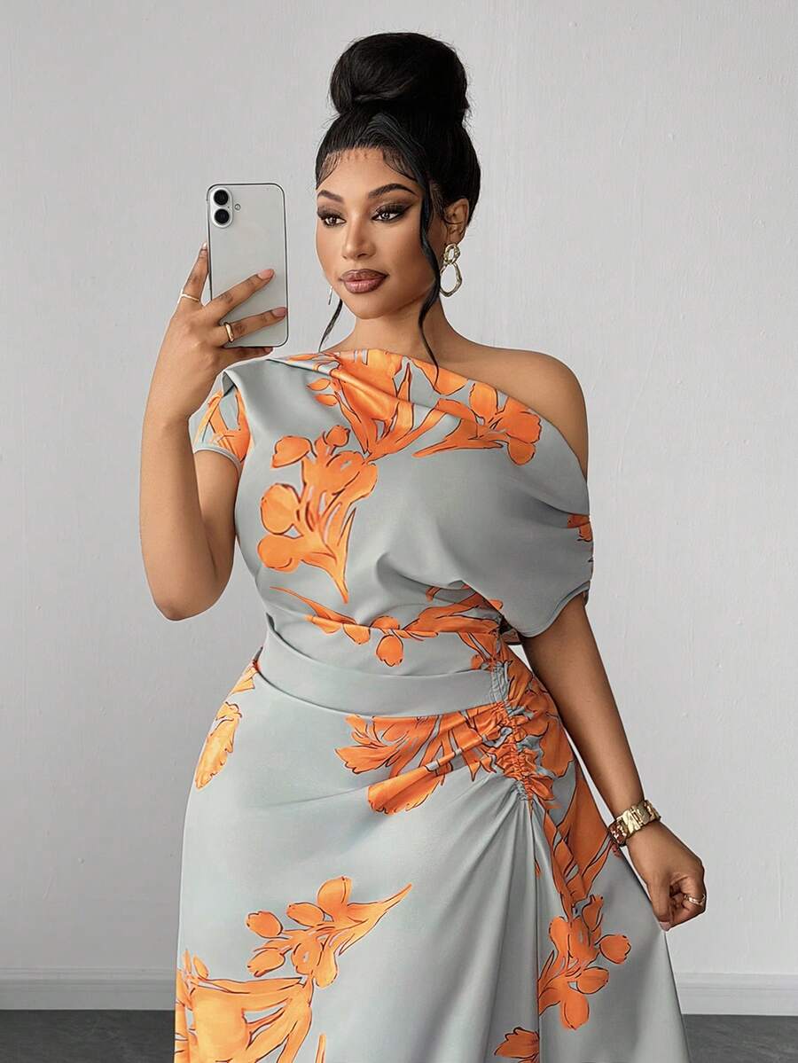 Fit detail of Plus Size Green Floral Print Ruched Waist Slit Shoulder Dress for Casual Vacations