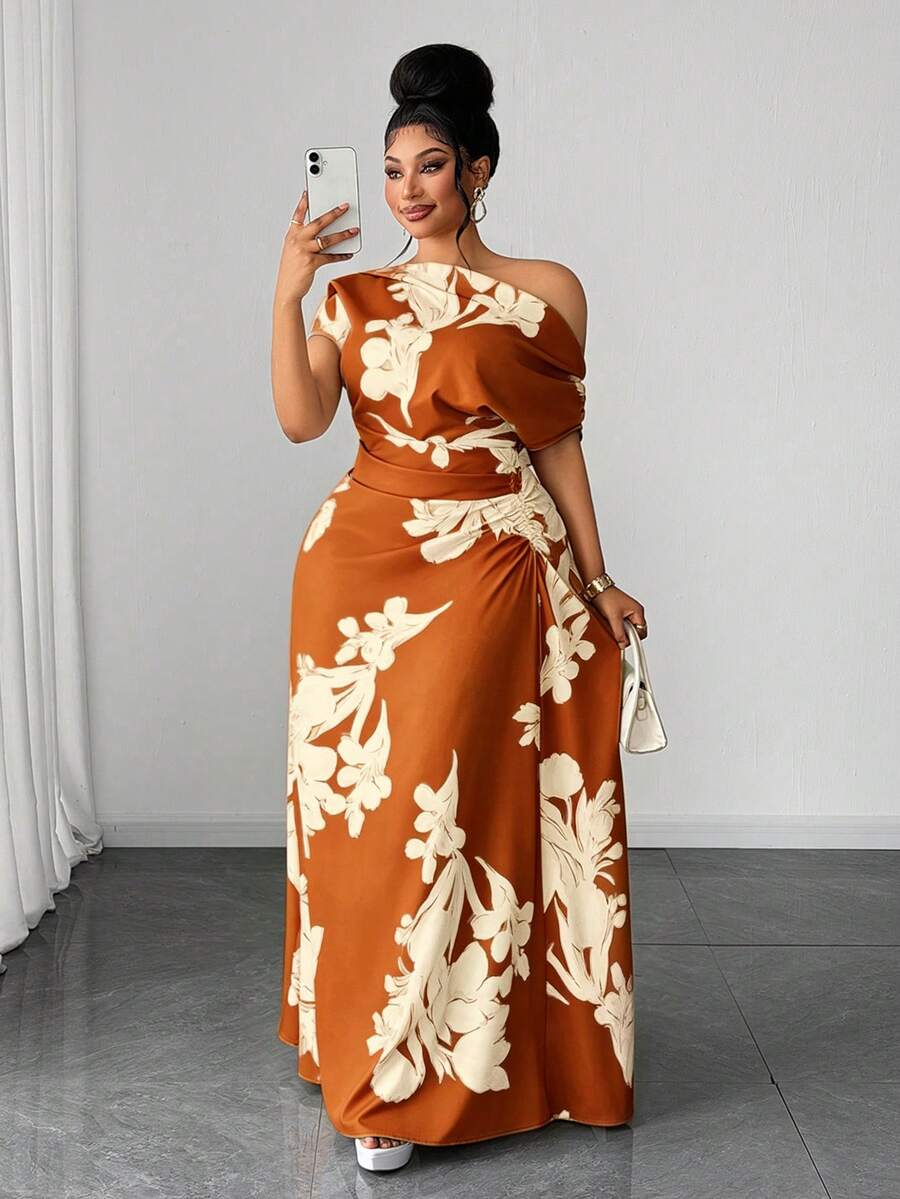 Fabric detail of Plus Size Green Floral Print Ruched Waist Slit Shoulder Dress for Casual Vacations