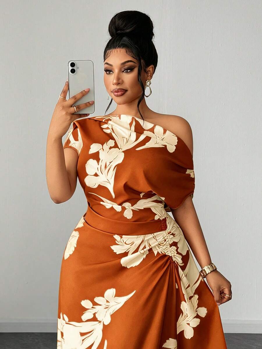 Neckline detail of Plus Size Green Floral Print Ruched Waist Slit Shoulder Dress for Casual Vacations