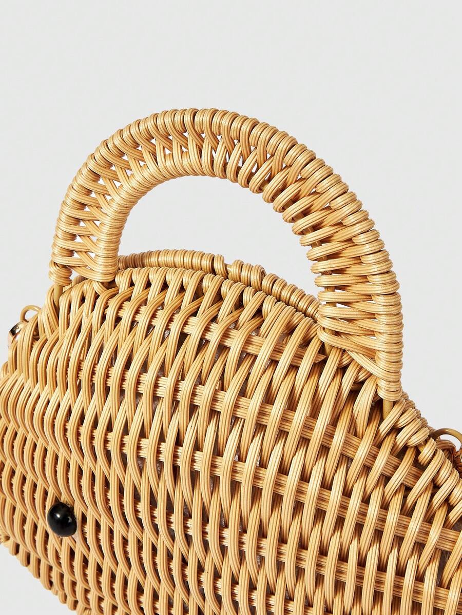 Open wicker whale bag with beige fabric lining and snap closure