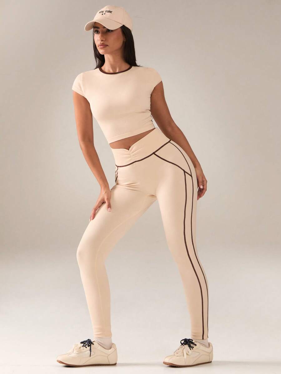 Detail view of Women's 2-Piece Seamless Moisture-Wicking Fitness Set for Yoga and Exercise for women styling
