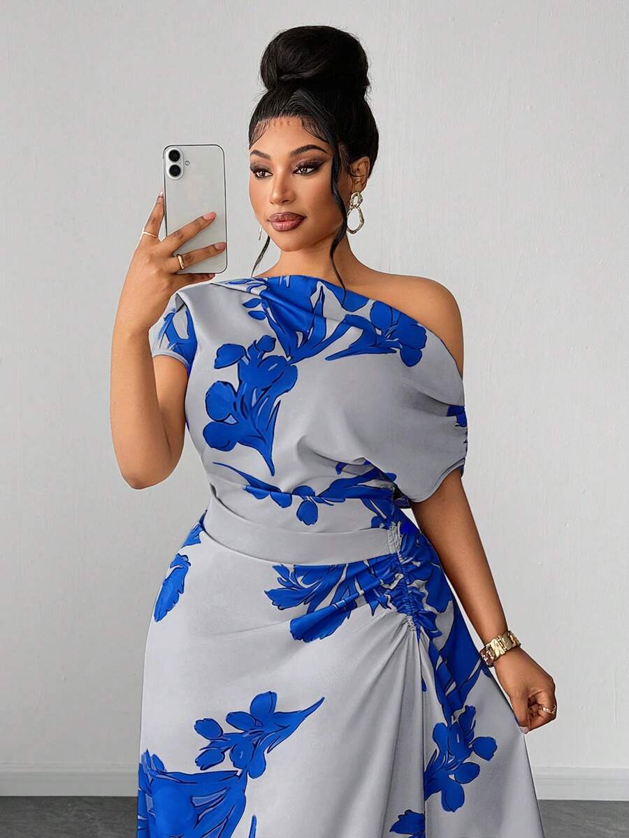 Sleeve detail of Plus Size Green Floral Print Ruched Waist Slit Shoulder Dress for Casual Vacations