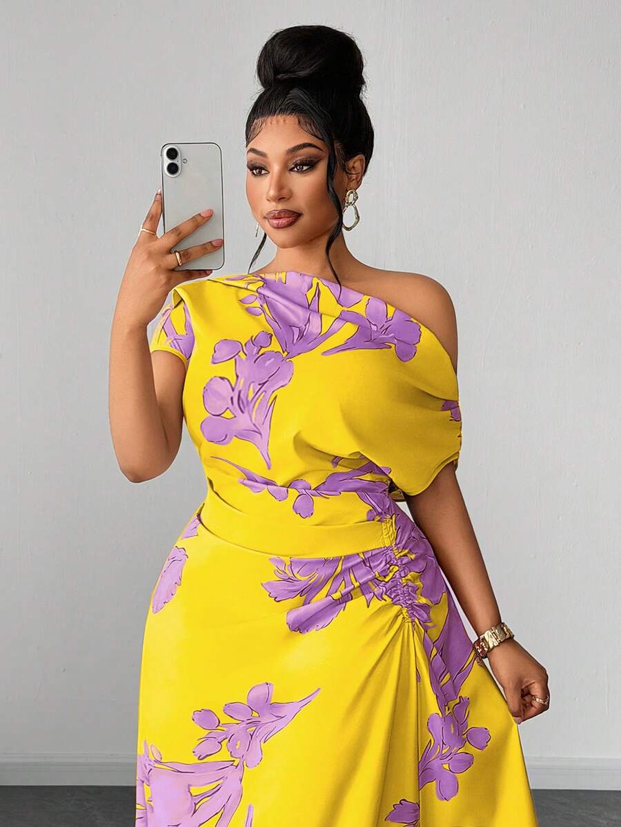Hem detail of Plus Size Green Floral Print Ruched Waist Slit Shoulder Dress for Casual Vacations