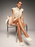 Model styling cream split-toe flat shoes
