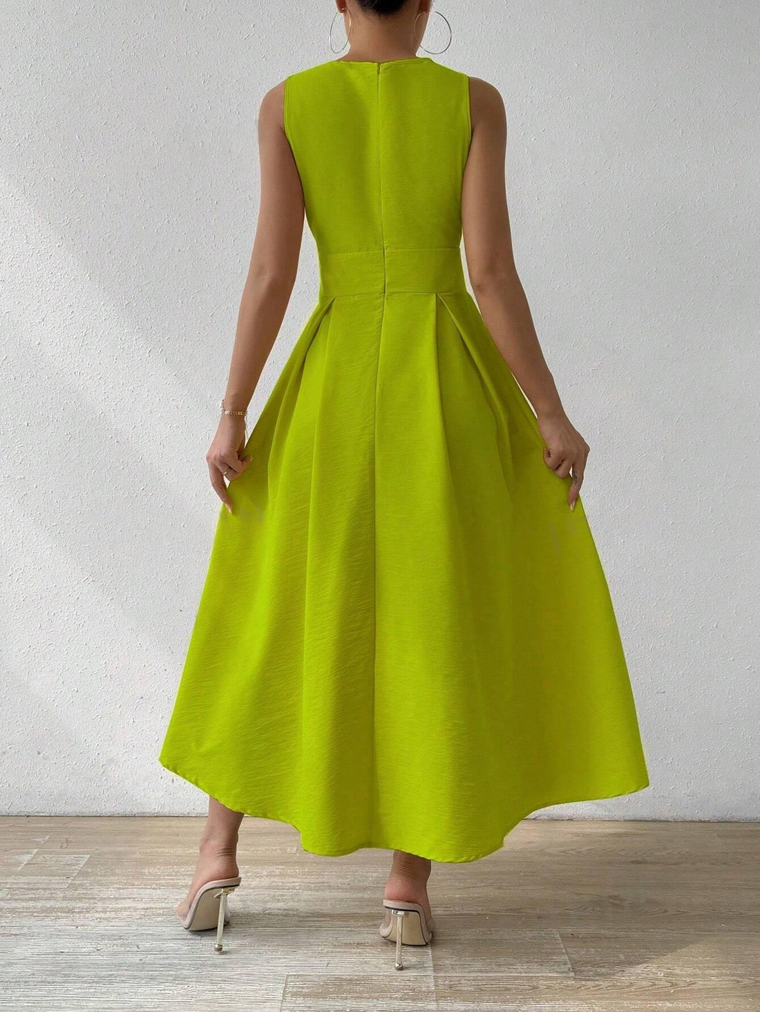 This chic sleeveless midi dress from Radiant in Raffin is the perfect addition to your summer wardrobe. With its stylish design and comfortable fit, it's an easy choice for any occasion. Stay cool and trendy this season with this must-have dress.