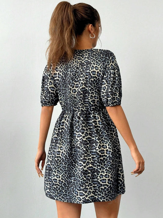 Chic Leopard Print Half-Sleeve Dress with Bow Tie Detail