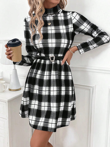 This Black and White Plaid Bodycon Dress is a timeless staple for both daily and professional wear. Made with a classic plaid pattern, this dress offers a versatile and chic look. Its bodycon fit flatters your figure while providing comfort and confidence. Perfect for any occasion, this dress is a must-have in your wardrobe.