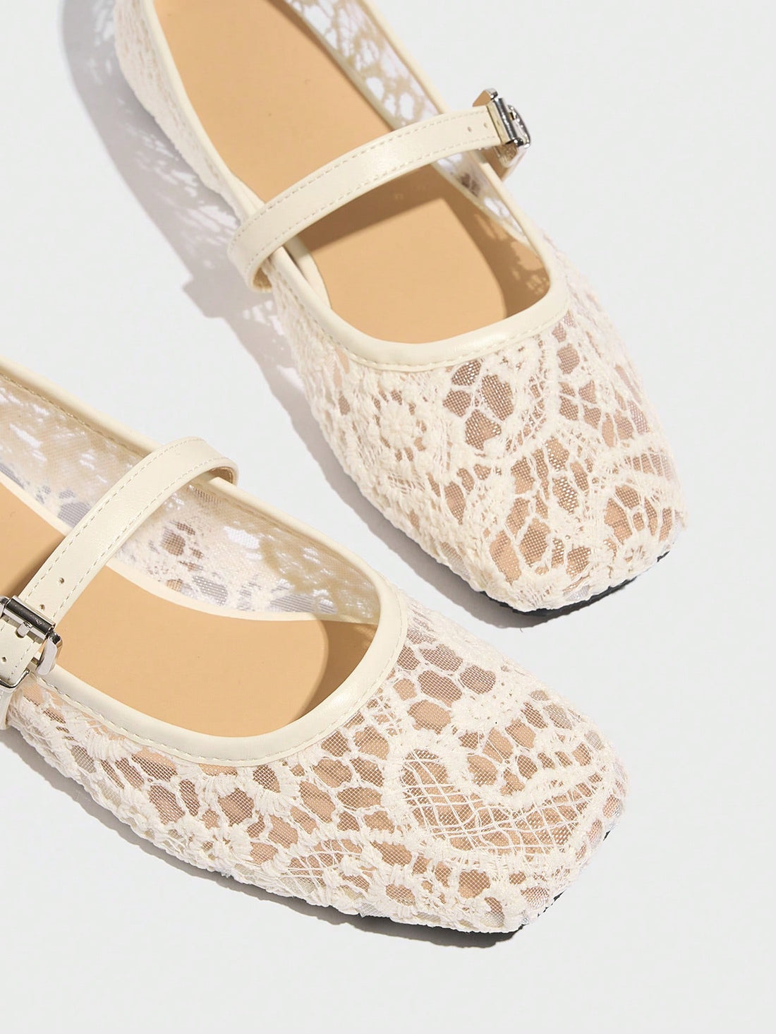 These ballet flats are a breath of fresh air for your feet! With stylish lace and a square toe, they're perfect for any occasion. Slip into these Mary Jane slippers for a look that's both elegant and comfortable.