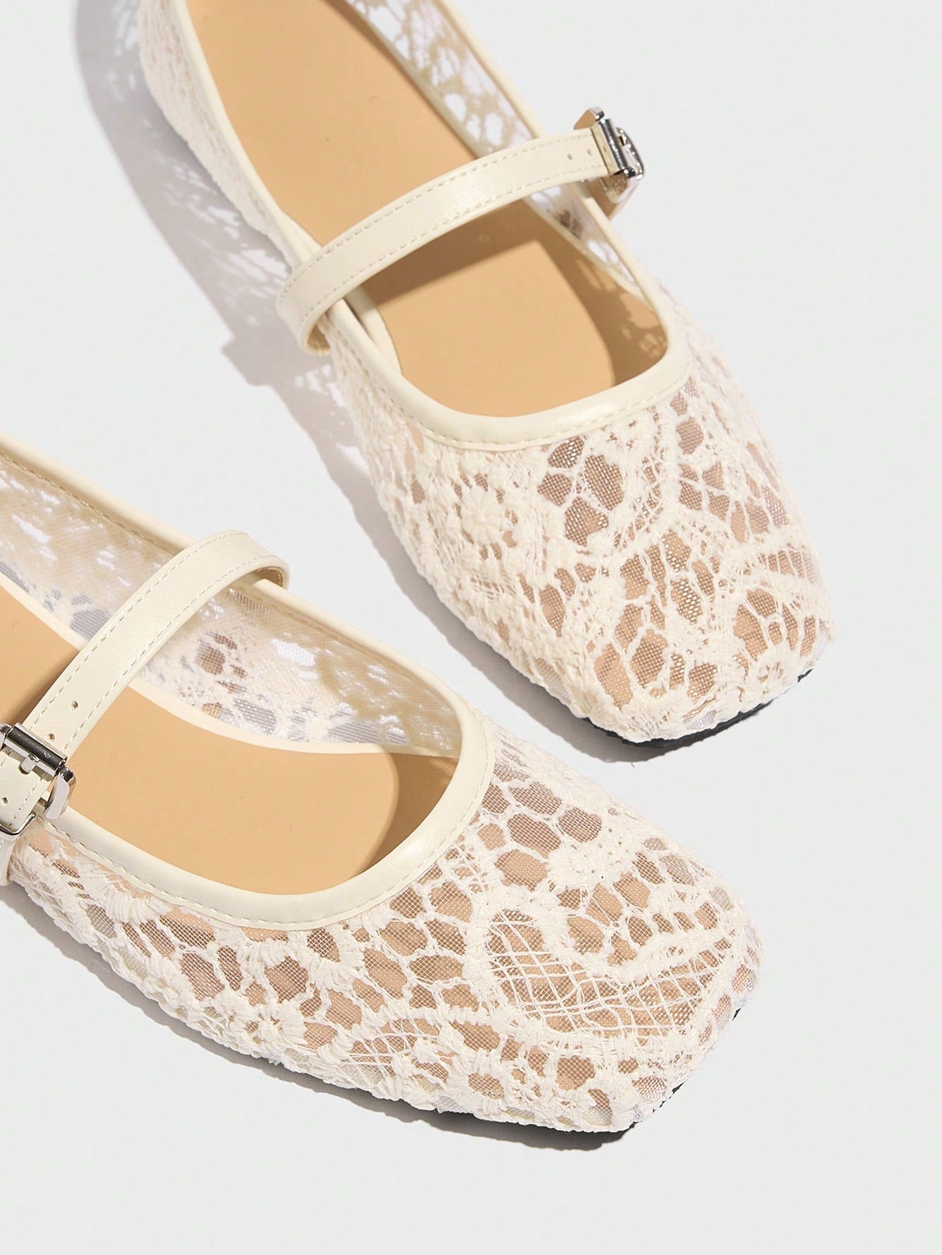 These ballet flats are a breath of fresh air for your feet! With stylish lace and a square toe, they're perfect for any occasion. Slip into these Mary Jane slippers for a look that's both elegant and comfortable.