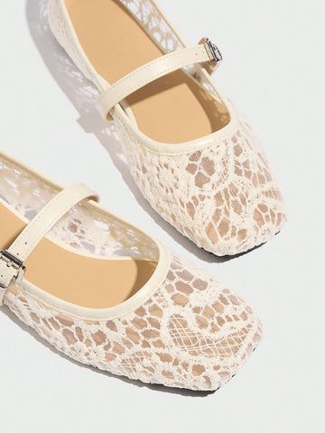 These ballet flats are a breath of fresh air for your feet! With stylish lace and a square toe, they're perfect for any occasion. Slip into these Mary Jane slippers for a look that's both elegant and comfortable.