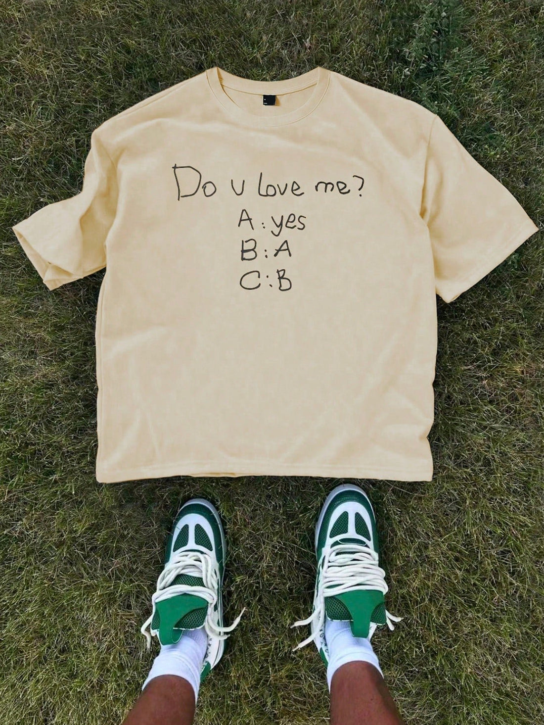 This casual crew neck t-shirt is designed for men and features a trendy letter print. Made with high-quality materials, it offers both style and comfort. Stay on-trend with this must-have addition to your wardrobe. Perfect for casual wear, the stylish print adds a touch of personality to any outfit.