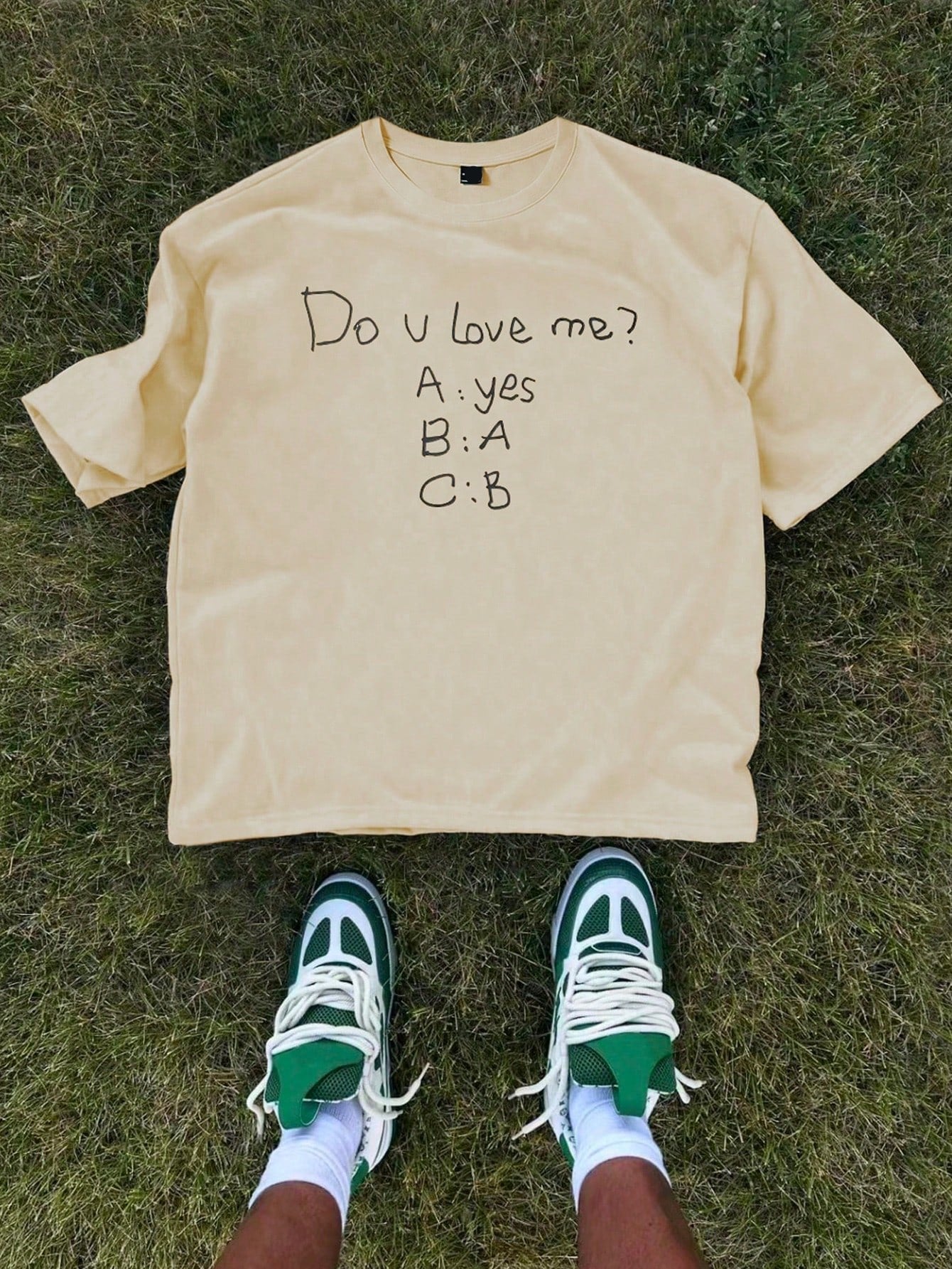 This casual crew neck t-shirt is designed for men and features a trendy letter print. Made with high-quality materials, it offers both style and comfort. Stay on-trend with this must-have addition to your wardrobe. Perfect for casual wear, the stylish print adds a touch of personality to any outfit.