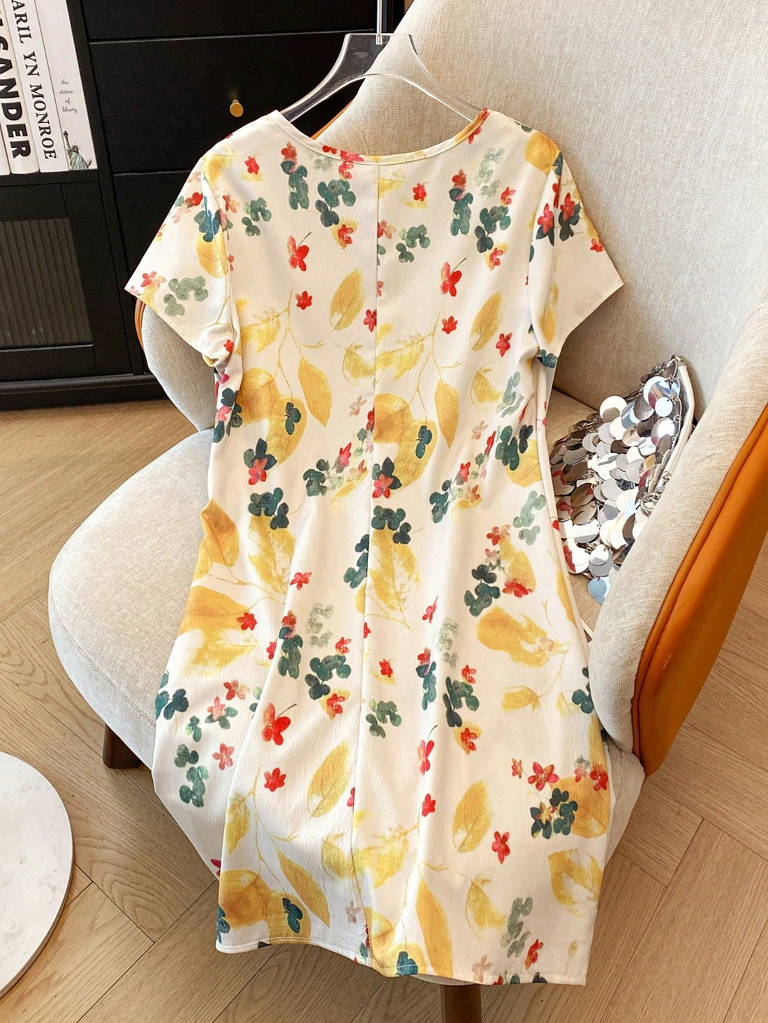 Get ready for the warmer months in style with our Casual Floral Print Dress for Women! Featuring a beautiful floral print, this dress is the perfect addition to your spring and summer wardrobe. Stay comfortable and chic in this must-have dress.