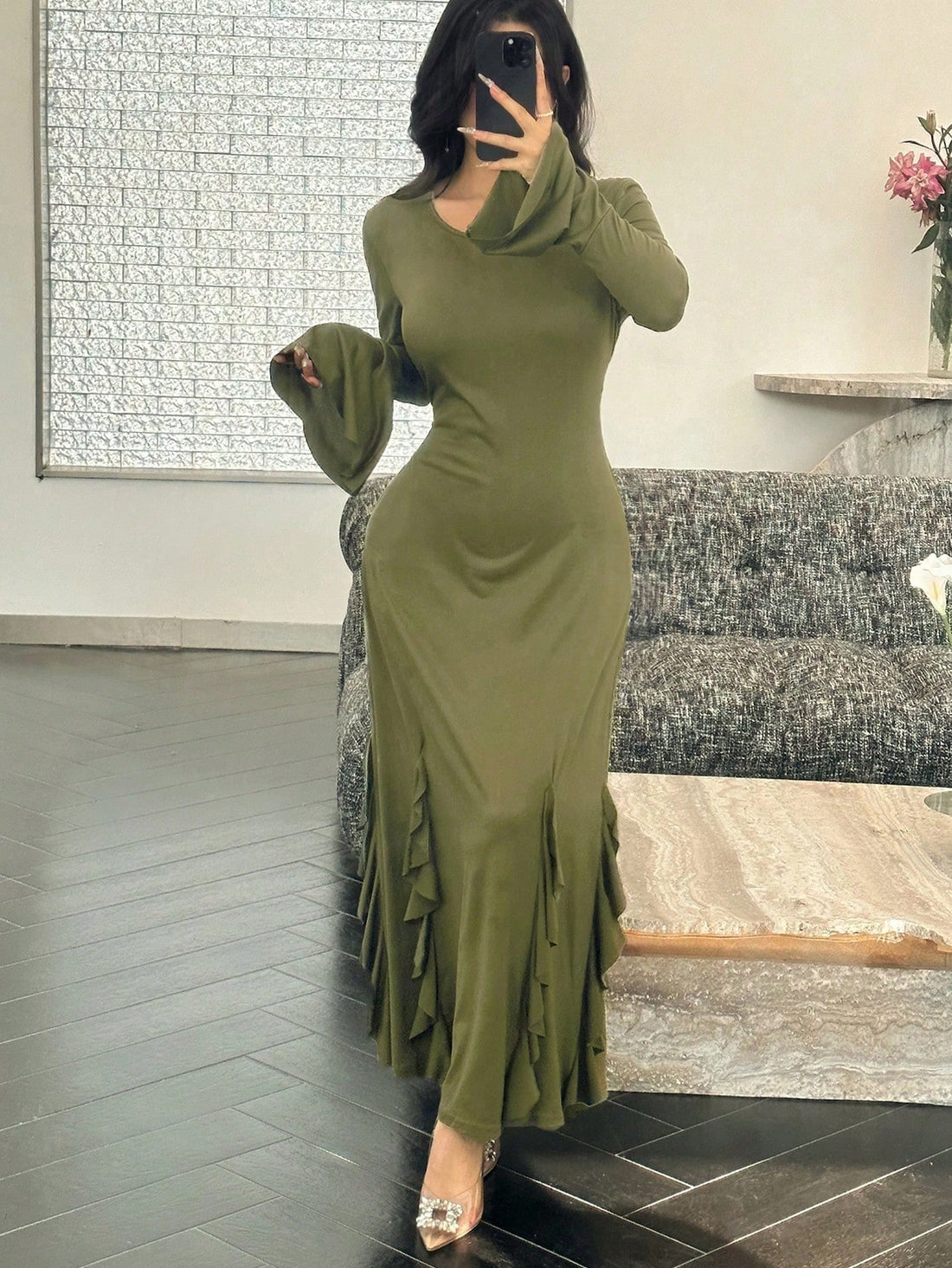 Effortlessly stylish, this casual long sleeve bodycon mini dress is perfect for everyday wear. With its flattering fit and comfortable fabric, it's an easy choice for any occasion. Take your style to the next level with this versatile and chic dress.