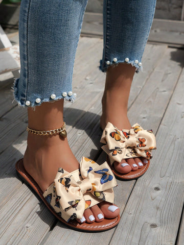 Step into holiday comfort with these Charming Christmas Butterfly Flat Slippers! Featuring a cute bow decor and versatile design, these slippers are both comfy and stylish. Perfect for snuggling up by the fire or running errands, these slippers will be your go-to festive footwear!(Holiday cuddles included!)