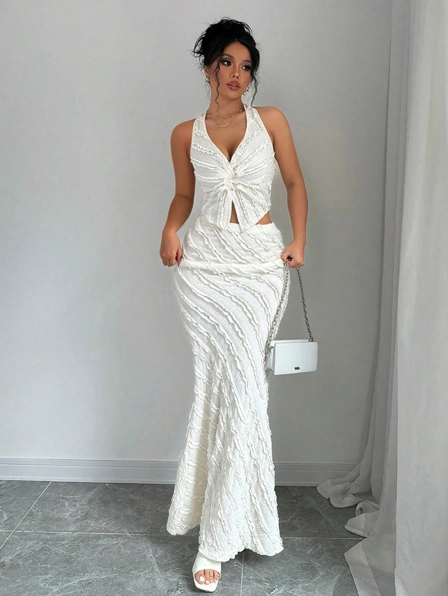 Exude Magnetic Sophistication in Our Chic 2-Piece Sleeveless Fishtail Bodycon Set!

Experience the breathtaking fusion of red-carpet heritage and sharp, modern architectural tailoring. This stunning two-piece ensemble is meticulously designed for the woman who values a high-fashion, "quiet luxury" approach to evening dressing—the ultimate centerpiece for prestigious galas, exclusive cocktail events, and high-authority formal gatherings.

Iconic Halter Artistry: Featuring a masterfully curated V-neck halter 