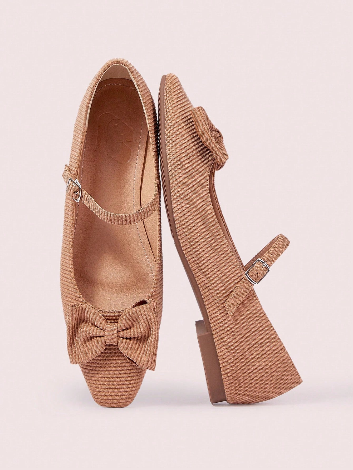 Effortlessly elevate your daily style with our Chic Apricot Striped Bow Slip-On Flats. The chic apricot stripes and elegant bow add a touch of sophistication to your look. Slip them on for a comfortable and stylish ensemble, perfect for any occasion.
