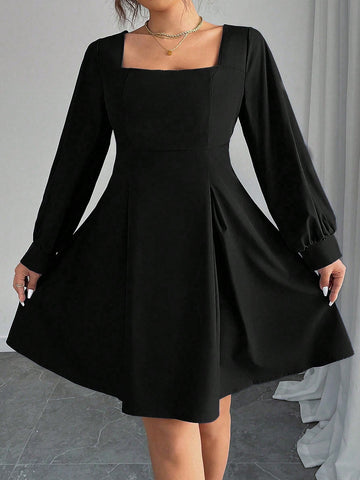 Get chic this autumn with our elegantly designed black dress! The lantern sleeves add a playful touch while the cinched waist highlights your curves. Perfect for plus sizes, this dress combines style with comfort.