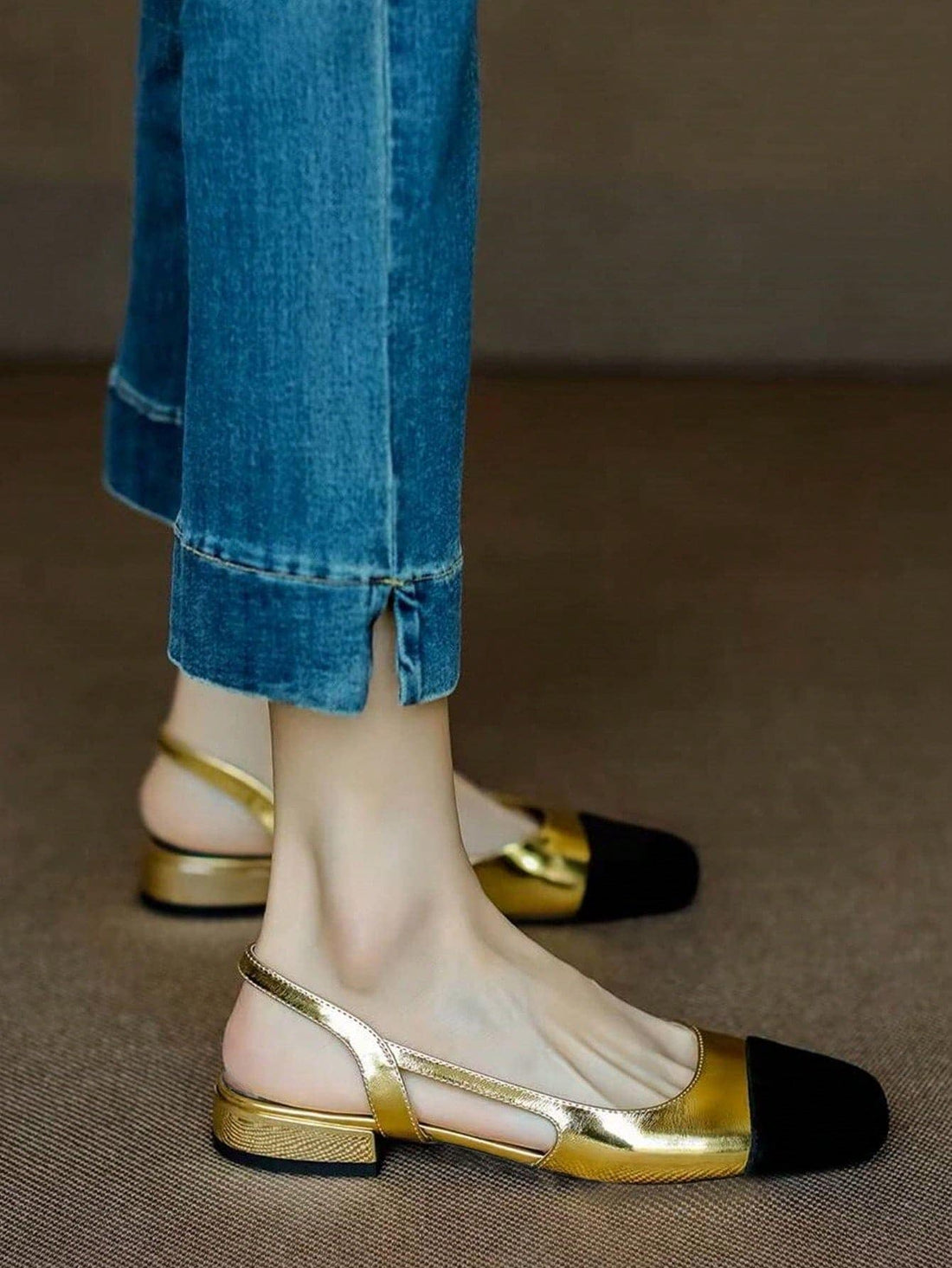 These chic backless strap sandals with metal buckle feature a trendy low chunky heel, perfect for spring and summer. The sleek design adds a touch of elegance to any outfit, while the buckle ensures a secure and comfortable fit. Step out in style with these stylish sandals.