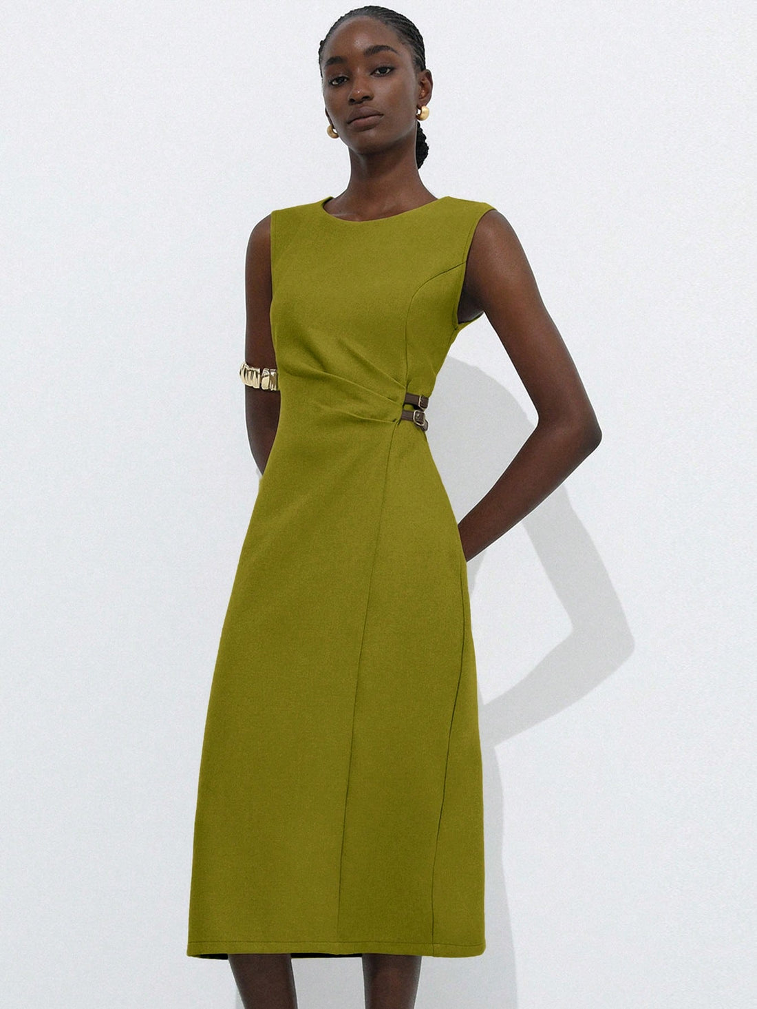 Step out in style with this chic beige ribbed sleeveless dress, perfectly paired with a faux leather belt for that extra touch of vintage charm. Its minimalist design lets you shine effortlessly, whether you're brunching with friends or dancing the night away. Comfortable, flattering, and full of personality—this dress is your new go-to for playful elegance!