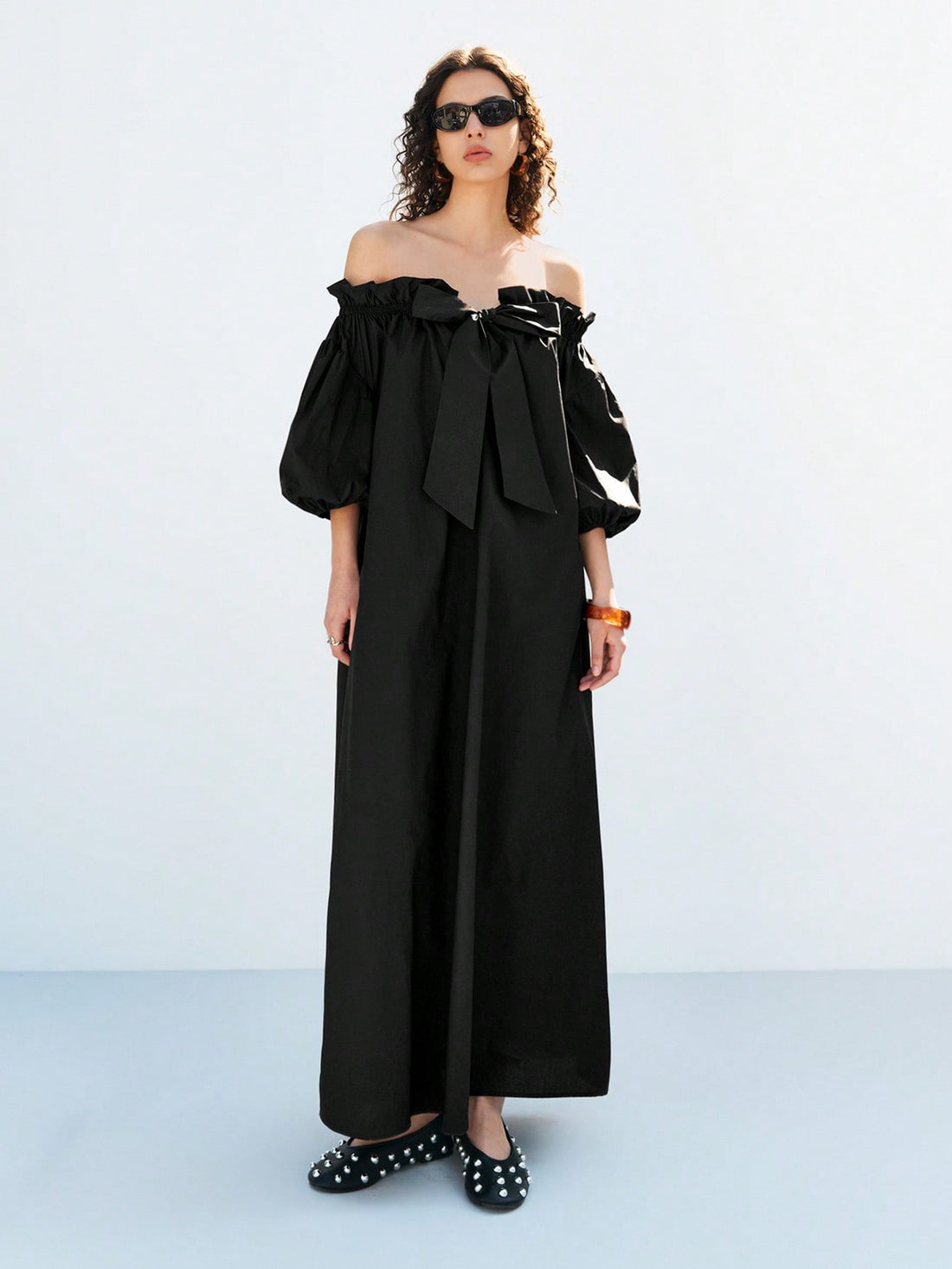 Turn heads this summer with our Chic Black Bow Backless Off-Shoulder Long Dress, designed especially for plus-size fashion lovers. Its playful off-shoulder style and elegant bow detail add a flirty touch, while the backless design keeps you cool and confident on vacation. Perfect for sunny days and warm nights, this dress combines comfort with effortless style.
