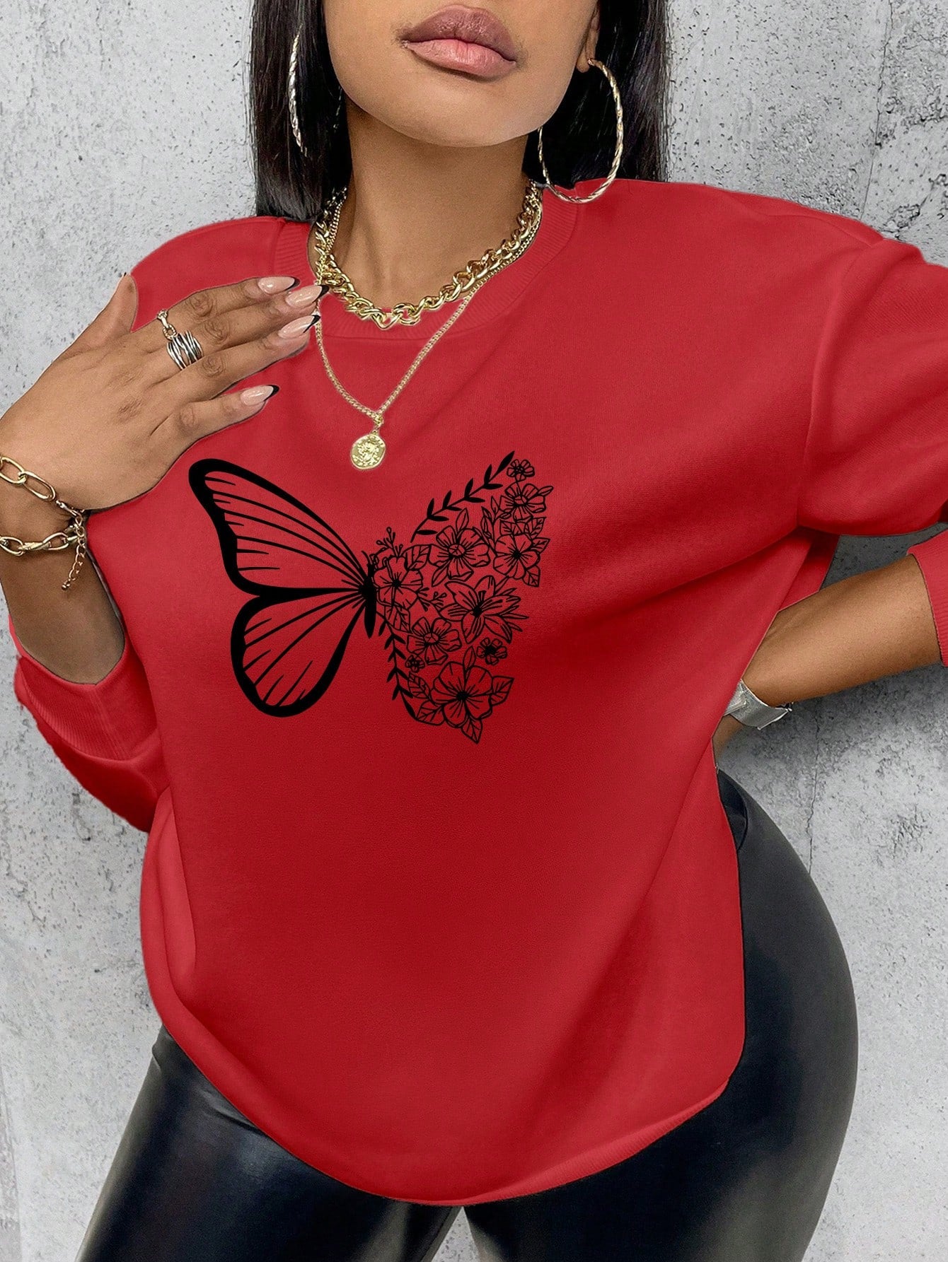 Cozy up in style with our Chic Butterfly Print Plus Size Crew Neck Sweatshirt! Embrace the fall season with this chic and playful sweatshirt featuring a unique butterfly print. Made for comfort and style, this sweatshirt is a must-have for any wardrobe. Perfect for those cool autumn days, you'll love the cozy fit and trendy design.