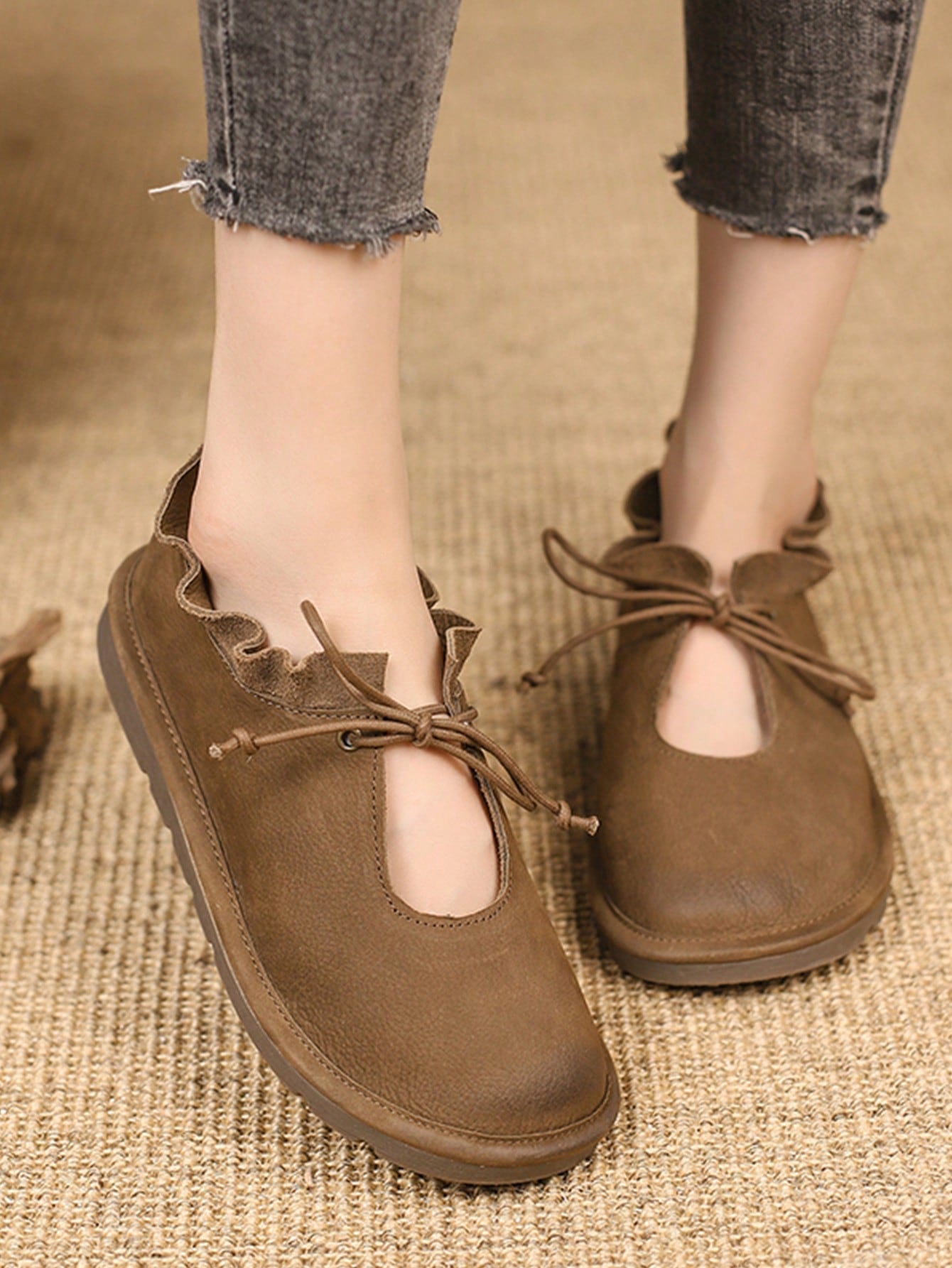 These Chic Cloud Pattern Slip-On Ballet Flats are both stylish and comfortable. The pattern design adds a touch of elegance to any outfit, while the bow tie detail adds a playful element. Slip into these comfortable casual loafers and effortlessly elevate your look.