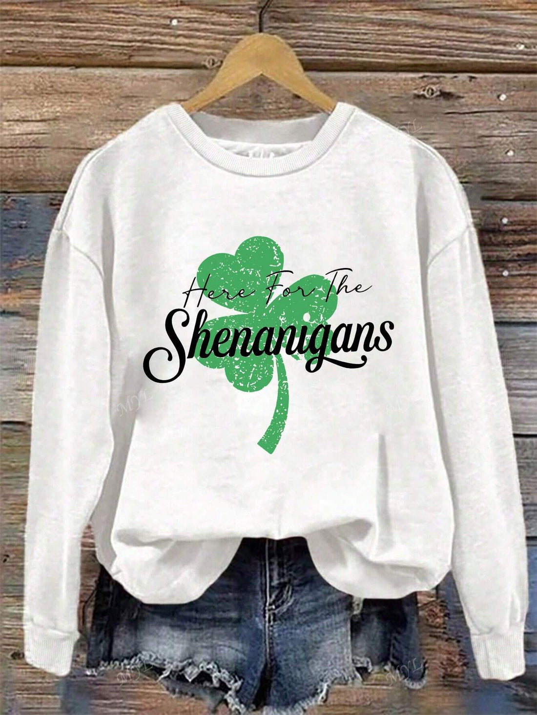 This sweatshirt is anything but ordinary! With its chic clover letter design, you'll effortlessly add style to your autumn wardrobe. Comfortable and casual, it's the perfect choice for cool fall days. Embrace the season with this unique and playful sweatshirt.