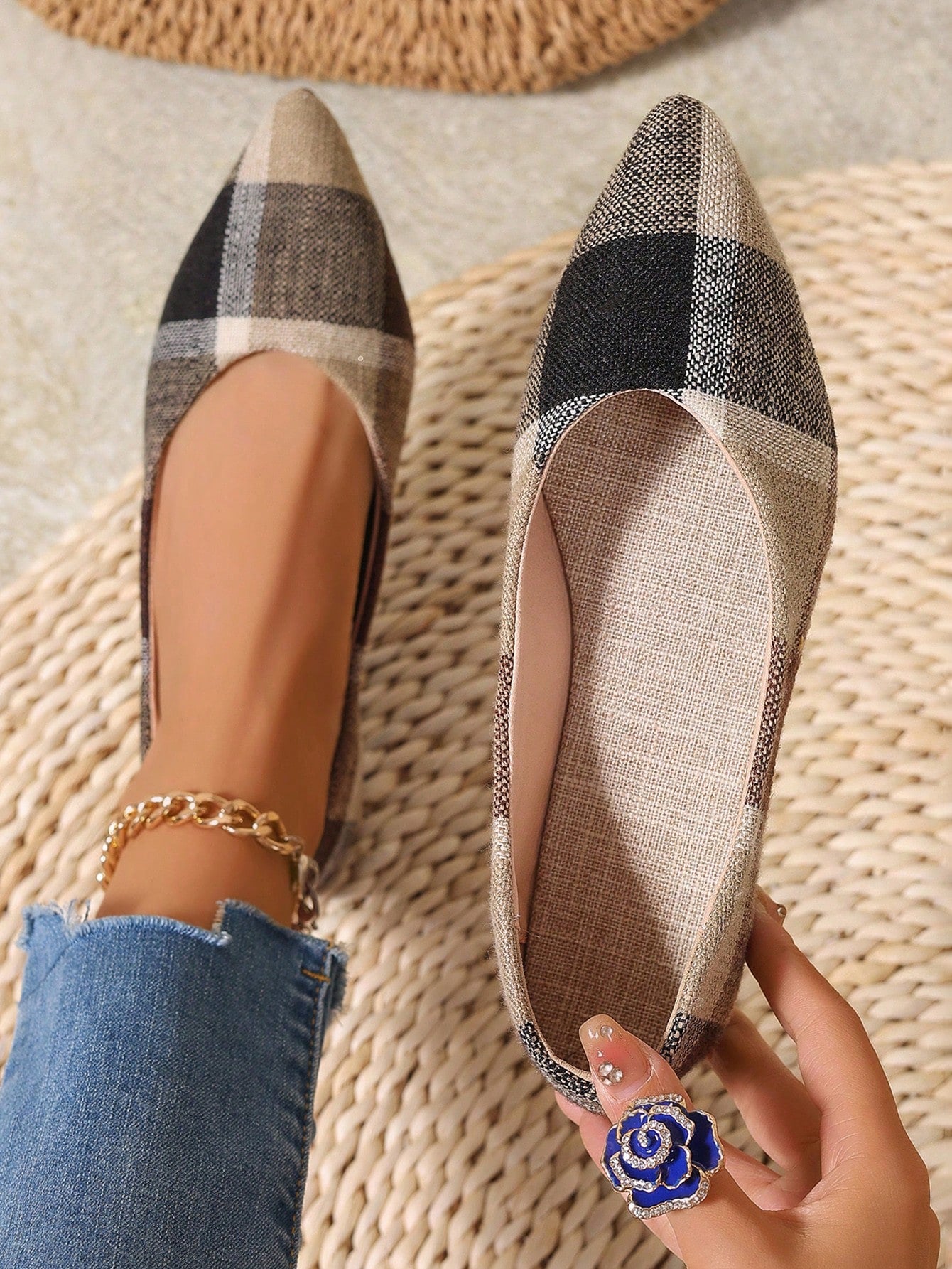 These chic pointed toe flats offer elegant comfort for every occasion. With a stylish color block design, these flats are perfect for adding a touch of sophistication to any outfit. Made for both style and comfort, these flats are a must-have for any fashion-forward individual.