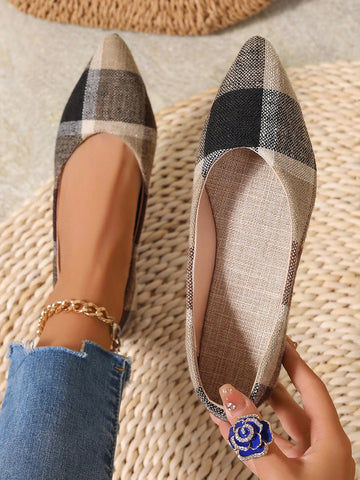 These chic pointed toe flats offer elegant comfort for every occasion. With a stylish color block design, these flats are perfect for adding a touch of sophistication to any outfit. Made for both style and comfort, these flats are a must-have for any fashion-forward individual.