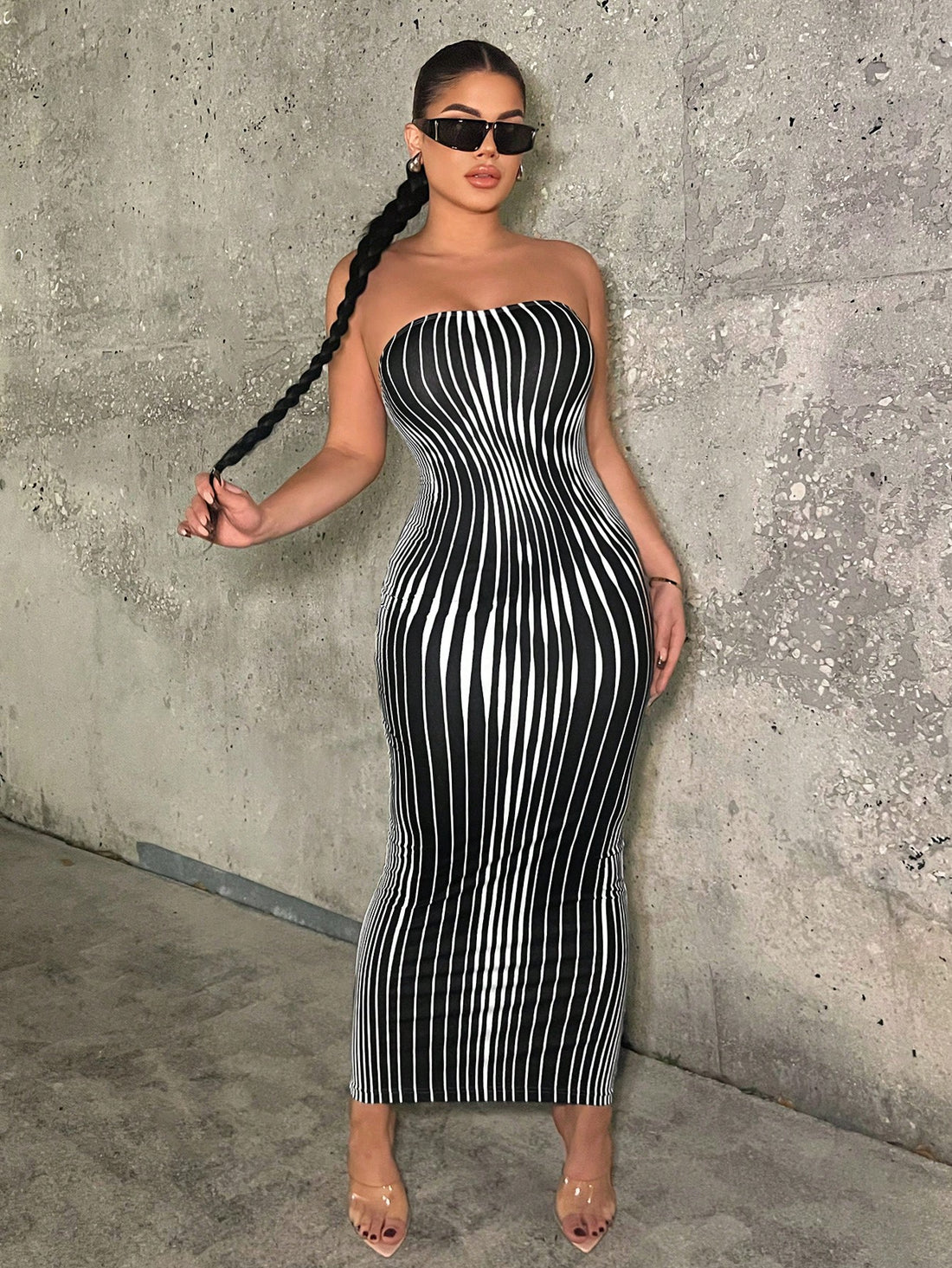Unleash the vibrant, stylish, and confident woman in you with our Chic & Colorful Striped Tube Bodycon Dress! Perfect for birthdays, date nights, and special occasions, this dress will make you stand out with its chic stripes and flattering bodycon fit. Be ready to turn heads and make a statement!