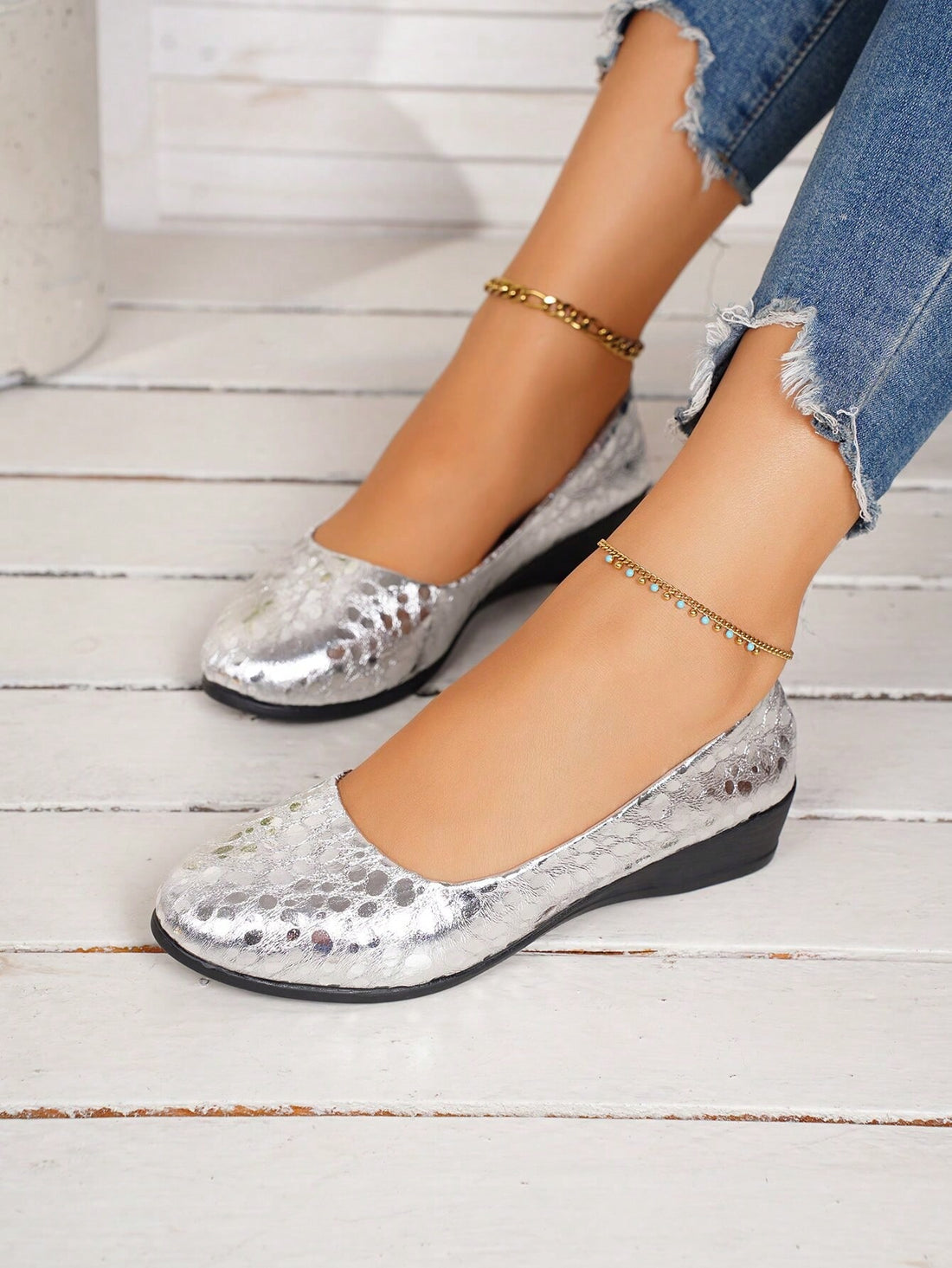 Elevate your summer style with our Chic & Comfortable Wedge Heel Flats. Designed to provide maximum comfort, while adding a touch of chicness to your outfit. These flats are perfect for a day out or a night in, promising effortless style and comfort with every step.