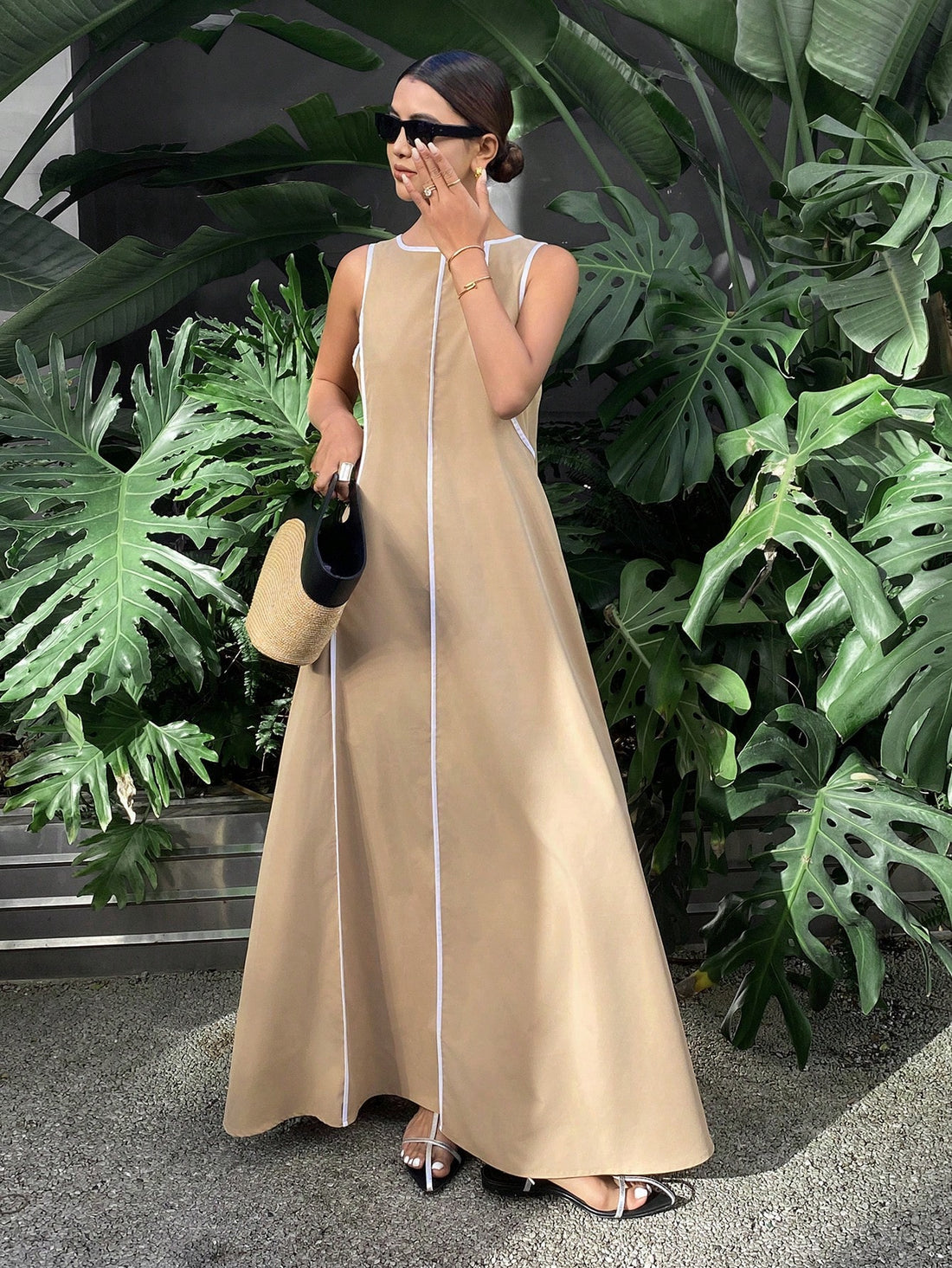 Get ready for effortless style with our Chic & Effortless Maxi Dress! The solid color and color-contrasting panels create a unique and chic look, perfect for any occasion. Stay cool and comfortable in the sleeveless design while turning heads with your fashion-forward sense. A must-have for your wardrobe!
