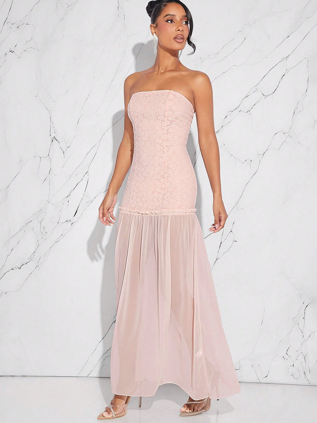 Turn heads in this chic and elegant dress! Featuring a strapless design and a stylish mesh and solid color splice, this haute dress is not only fashionable but also comfortable to wear. Perfect for a night out or a special occasion, make a statement with this versatile and stylish dress!