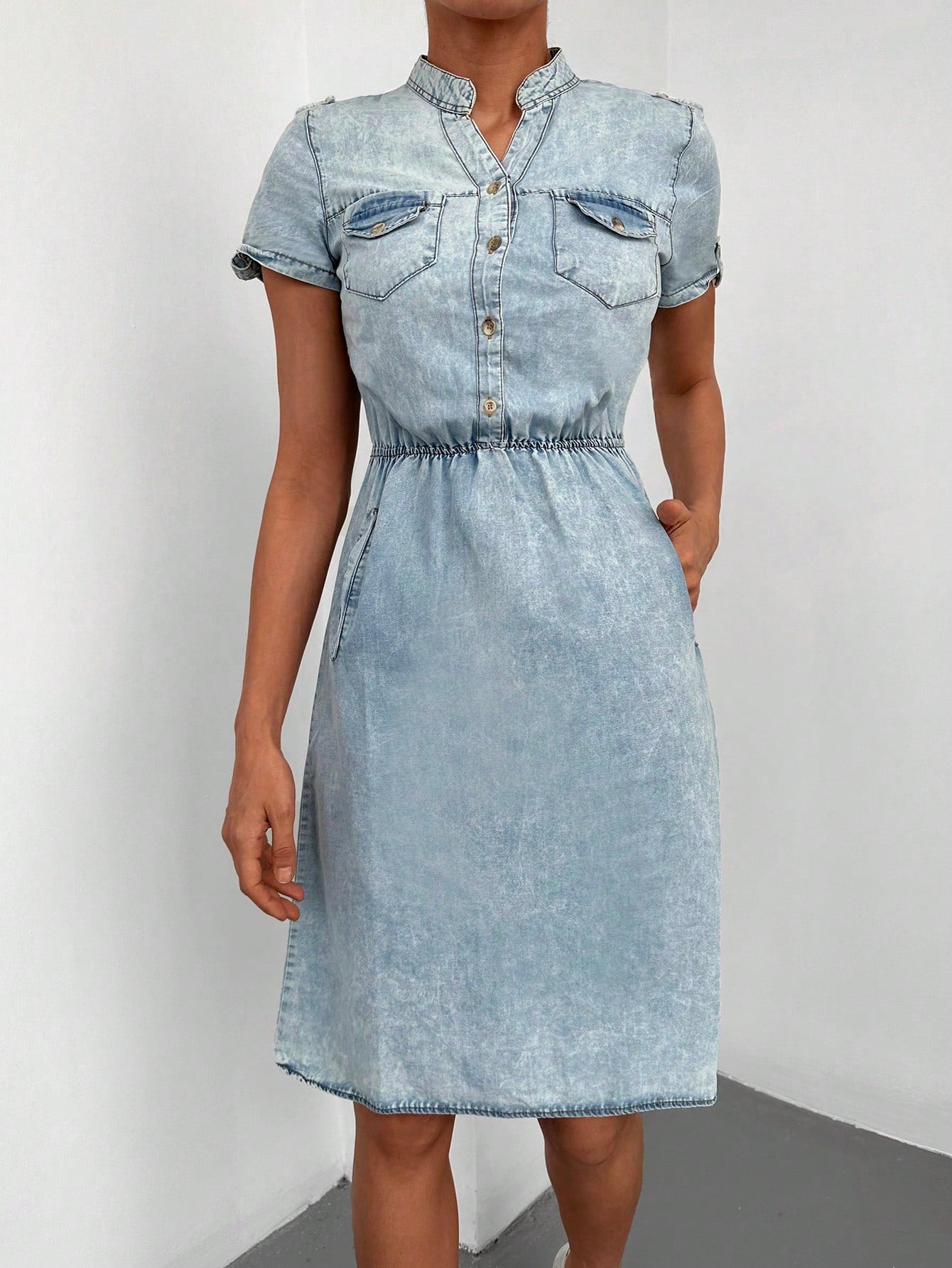 Effortlessly achieve chic style for any occasion with our Flap Pocket Half-Button Denim Dress. With its unique design and versatile functionality, this dress is a must-have for any fashion-forward wardrobe. Say goodbye to boring outfits and hello to effortless style!
