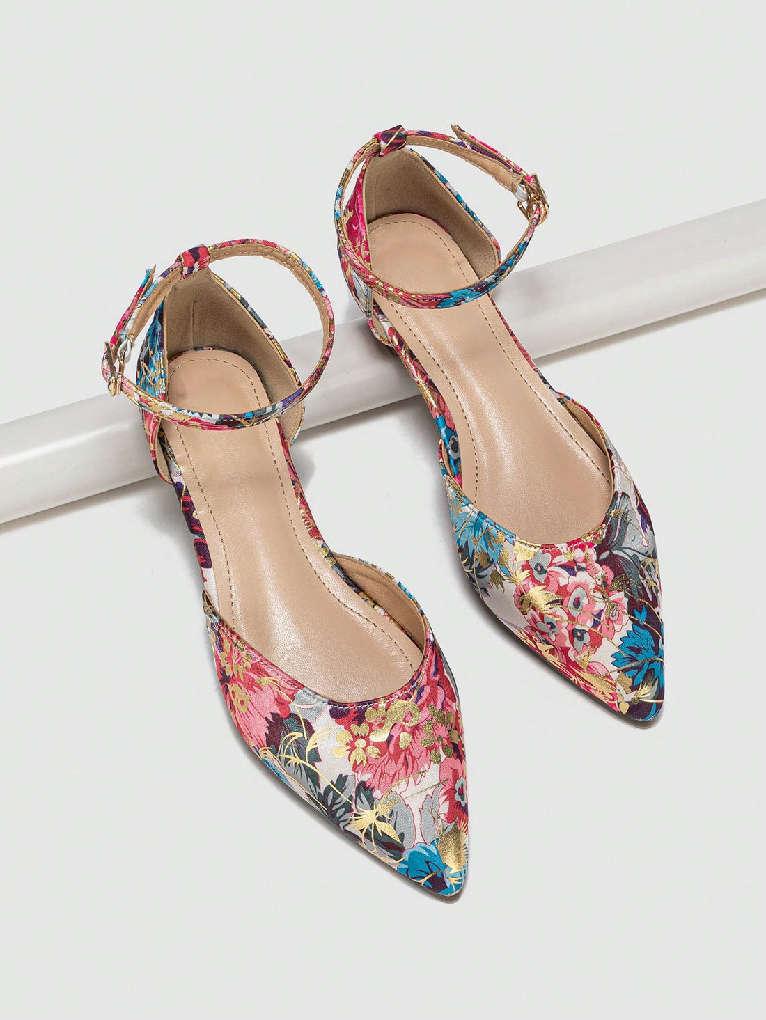 Effortlessly elevate your outdoor style with our Chic Floral Ankle Strap Flats. The trendy floral design adds a touch of sophistication, while the ankle strap provides a secure fit. Stay comfortable all day without sacrificing style. Perfect for any outdoor occasion.