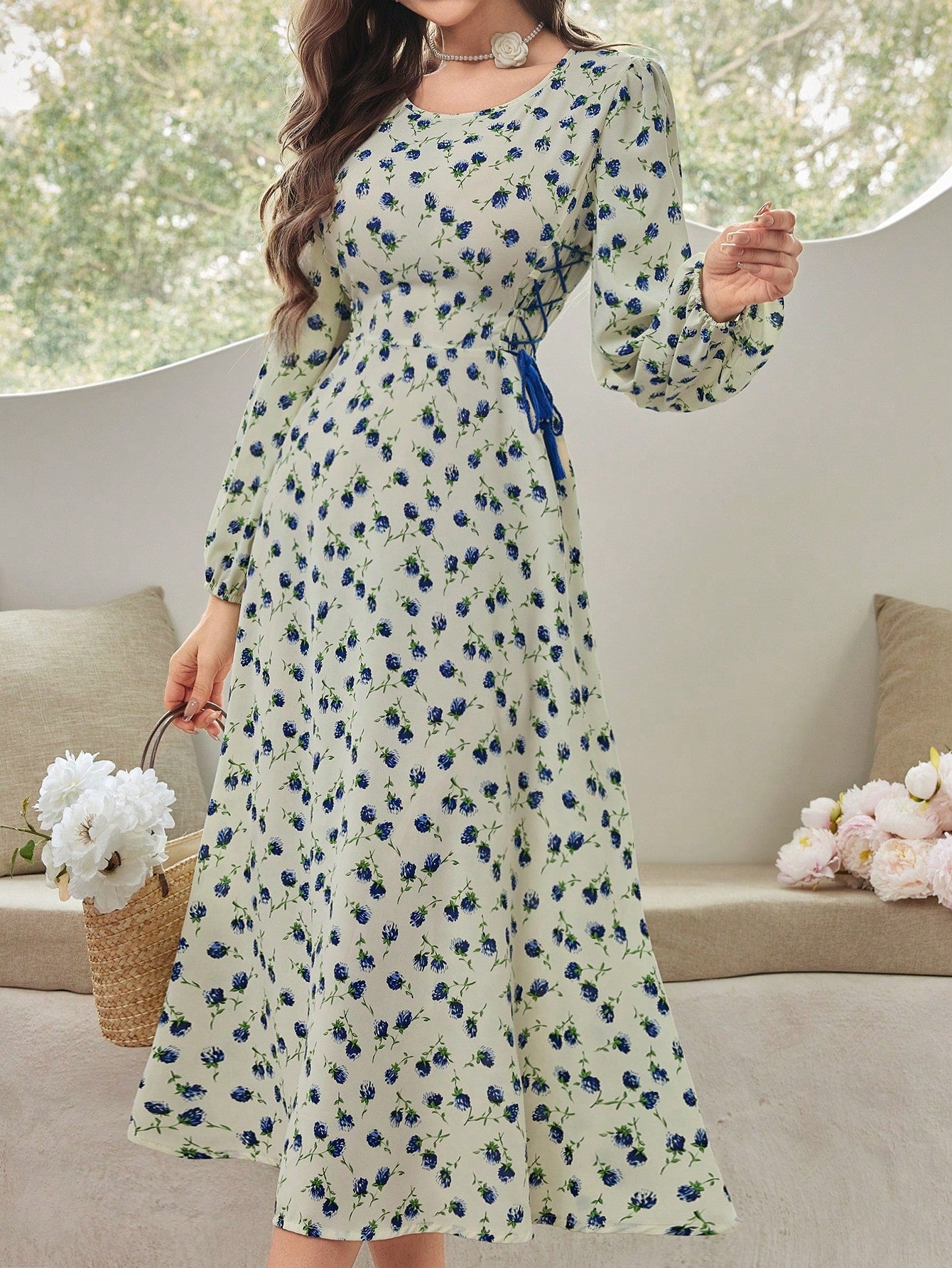 Elevate your style with our Chic Floral Lantern Sleeve Dress. The elegant lantern sleeves add a touch of sophistication, while the chic floral print adds a pop of color. Perfect for any occasion, this dress effortlessly combines elegance and comfort for a truly stylish look.