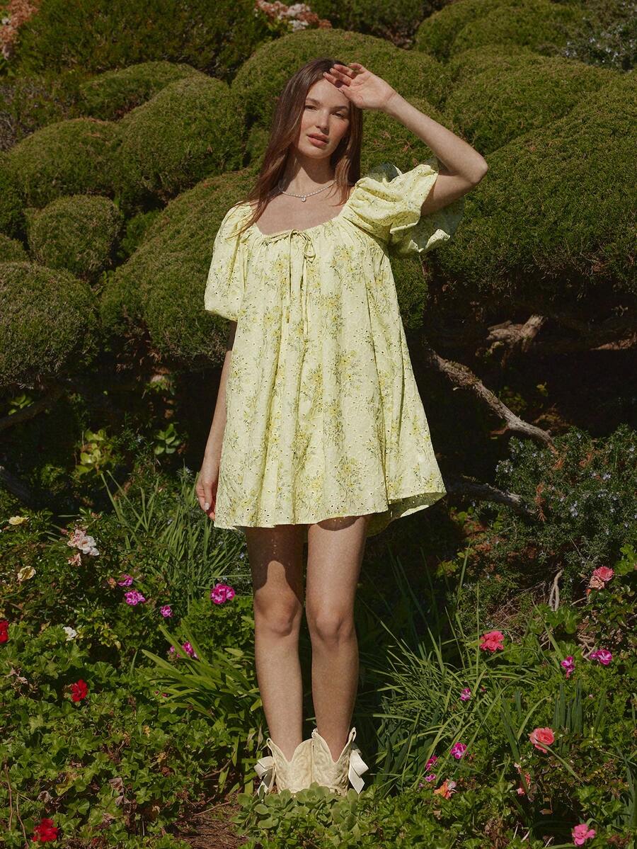 Experience the breathtaking fusion of botanical heritage and sharp, modern architectural tailoring. This stunning square-neck ensemble is meticulously designed for the woman who values a high-fashion, "quiet luxury" approach to seasonal dressing—the ultimate centerpiece for prestigious music festivals, exclusive coastal soirées, and high-authority summer vacations.