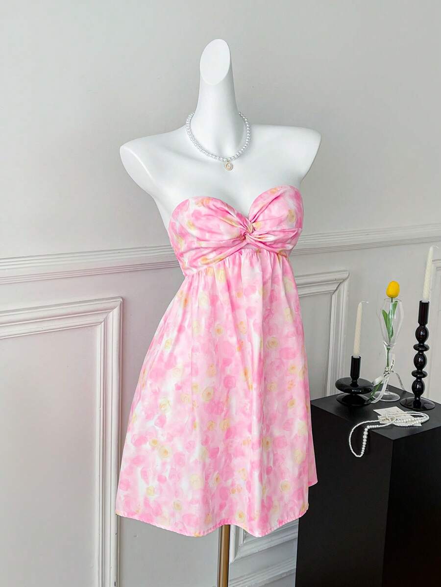 Effortlessly chic and full of floral flair, this sleeveless mini dress is the perfect addition to any wardrobe. Its twist knot design adds a unique touch while providing a flattering silhouette. Be stylish with ease in this must-have dress.