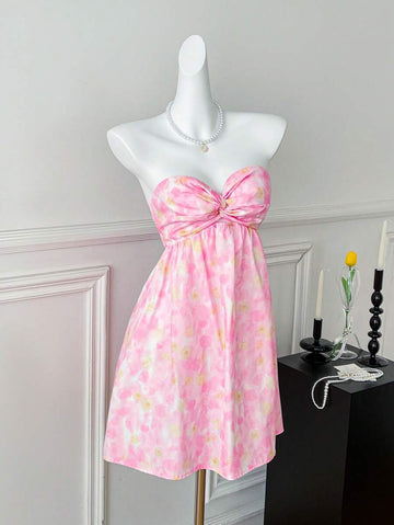 Effortlessly chic and full of floral flair, this sleeveless mini dress is the perfect addition to any wardrobe. Its twist knot design adds a unique touch while providing a flattering silhouette. Be stylish with ease in this must-have dress.