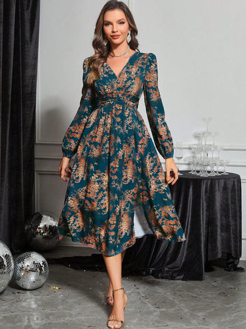 Dress up for the cooler weather with our Chic Floral Print V-Neck Long Sleeve Dress. Perfect for autumn and winter celebrations, this trendy dress is both stylish and comfortable. The v-neck design and long sleeves add a touch of elegance while the floral print adds a pop of fun.
