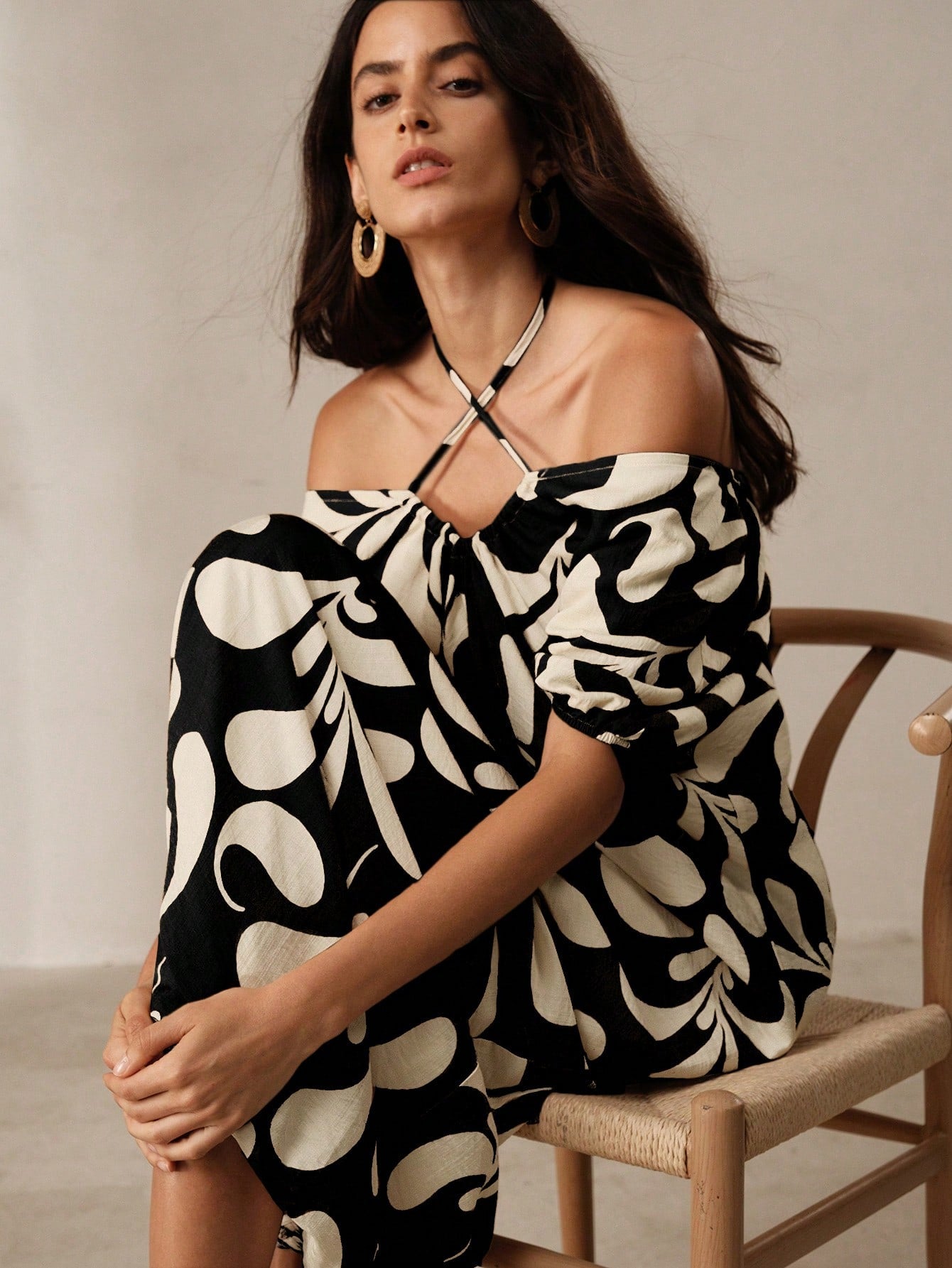 Make a statement with our Chic Floral Puff Sleeve Halter Maxi Dress! Perfect for holiday beach escapes, this dress will have you feeling both stylish and comfortable. The halter neckline and puff sleeves add a touch of playfulness to the elegant floral design. Great for any vacation!