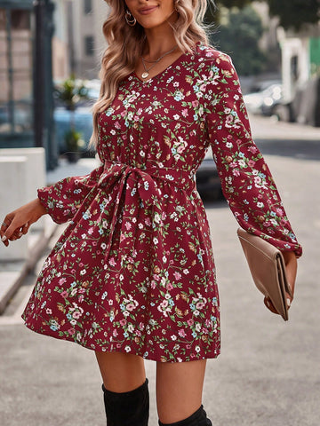 This chic floral V-neck midi dress is the perfect addition to your wardrobe. With a waist belt to flatter every figure, you can confidently wear it for any occasion. The timeless design will make you stand out without sacrificing comfort. Get ready to turn heads and feel confident in this stylish and versatile dress.