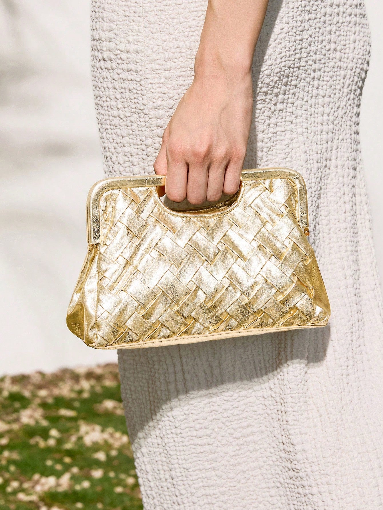 Add a splash of sparkle to your outfit with this chic golden handbag! Perfectly sized for your essentials, it’s the ultimate party companion that shines as bright as you do. Whether you’re dancing the night away or making a grand entrance, this elegant accessory brings a playful touch of glamour to every occasion.