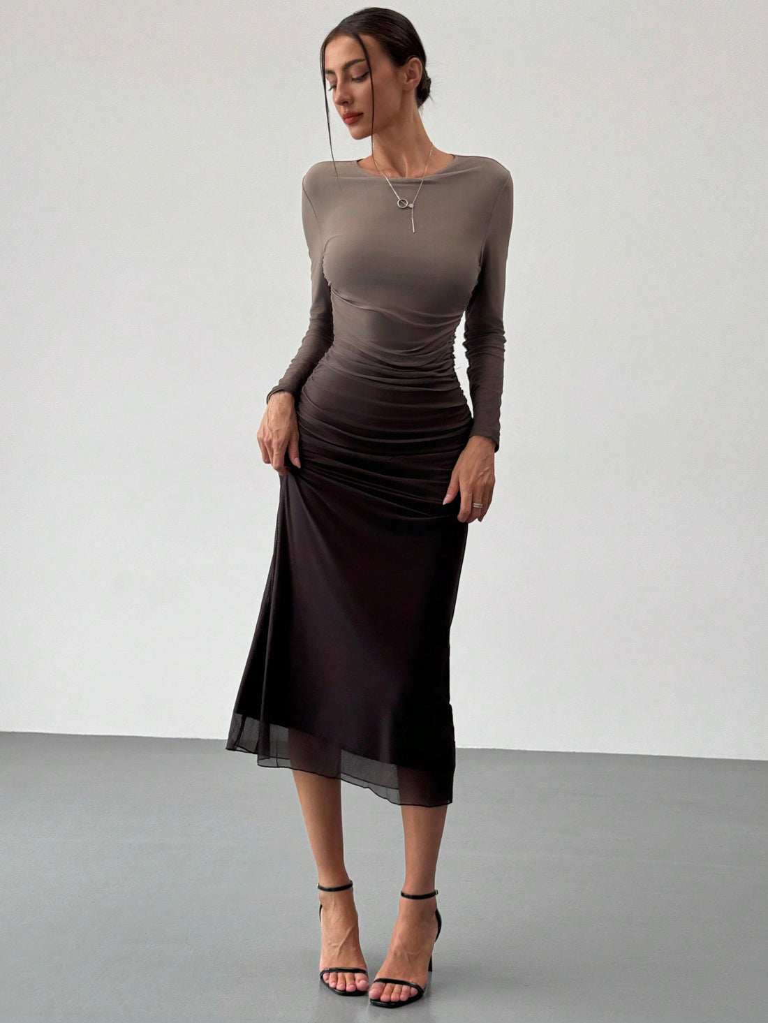 Meet the Chic Gradient Mesh Strapless Bodycon Dress, the perfect choice for those seeking an elegant American style. The gradient mesh design adds a touch of sophistication, while the strapless design accentuates your curves. Elevate your wardrobe with this must-have piece.