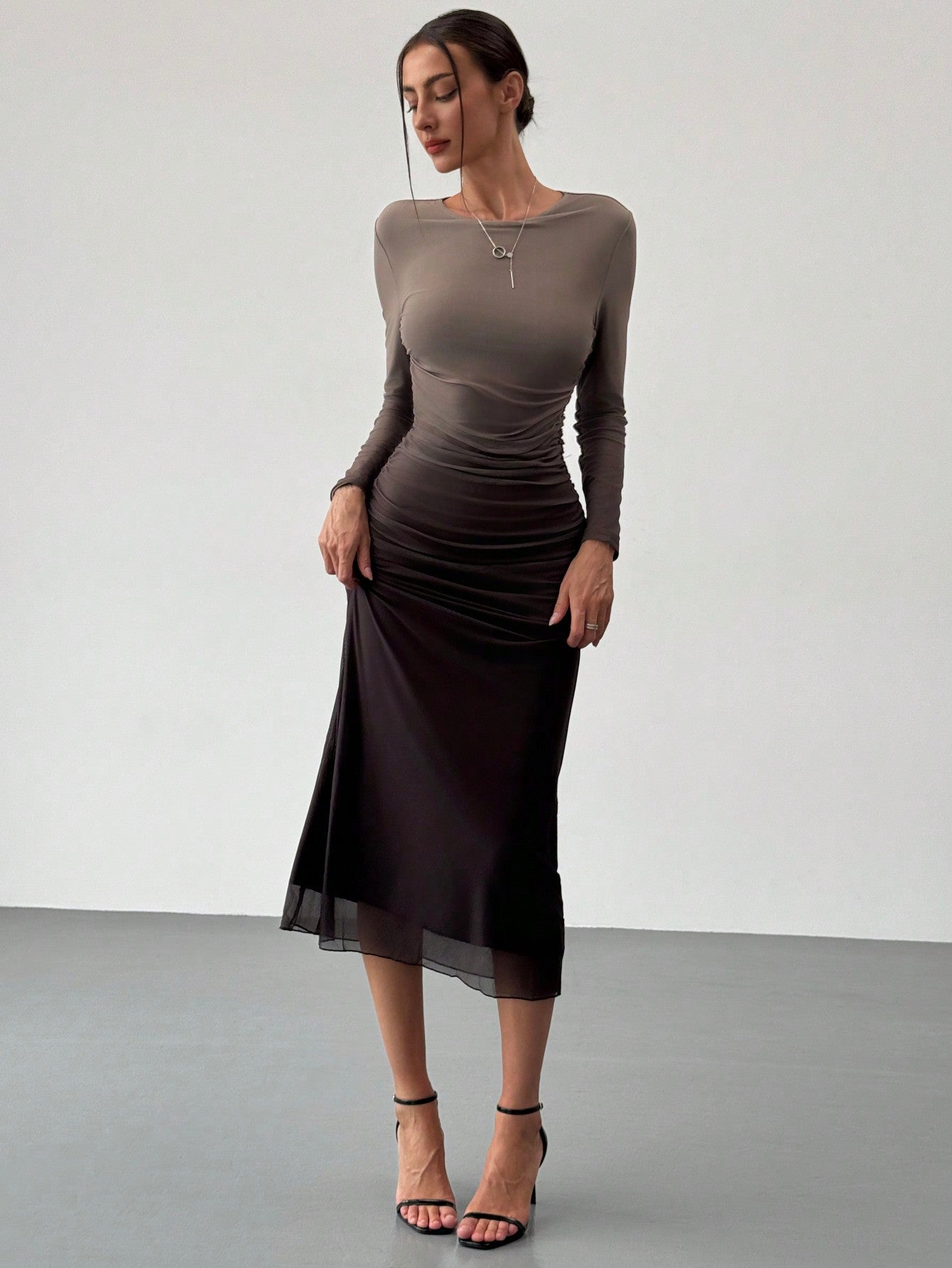 Meet the Chic Gradient Mesh Strapless Bodycon Dress, the perfect choice for those seeking an elegant American style. The gradient mesh design adds a touch of sophistication, while the strapless design accentuates your curves. Elevate your wardrobe with this must-have piece.