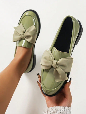 Effortlessly stylish and comfortable, these chic green loafers feature a bow accent and pointed toe for added flair. Perfect for any occasion, step out in style and comfort with these unique and playful loafers.