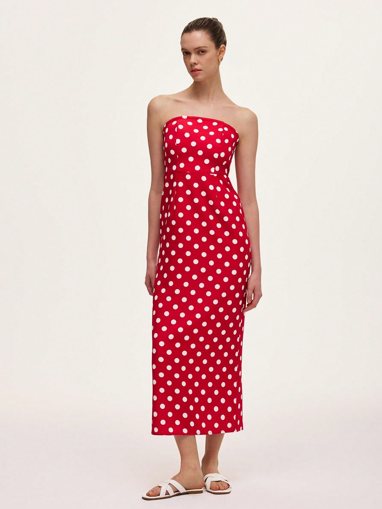 Step into summer with this chic green retro polka dot bandeau dress! Its playful pattern and flattering strapless design make it perfect for sunny days and stylish nights. Lightweight and breezy, it keeps you cool while turning heads wherever you go. Embrace vintage vibes with a modern twist and add a fun, flirty touch to your warm-weather wardrobe.