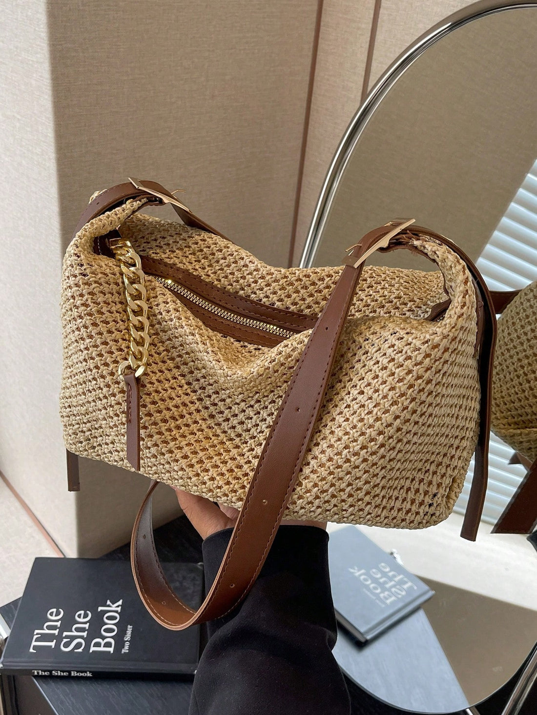 This chic woven bag in khaki is the ideal vintage summer accessory. With its timeless design and durable material, it is perfect for any occasion. Whether you're heading to the beach or a picnic in the park, this bag will elevate your style while keeping your essentials secure. 